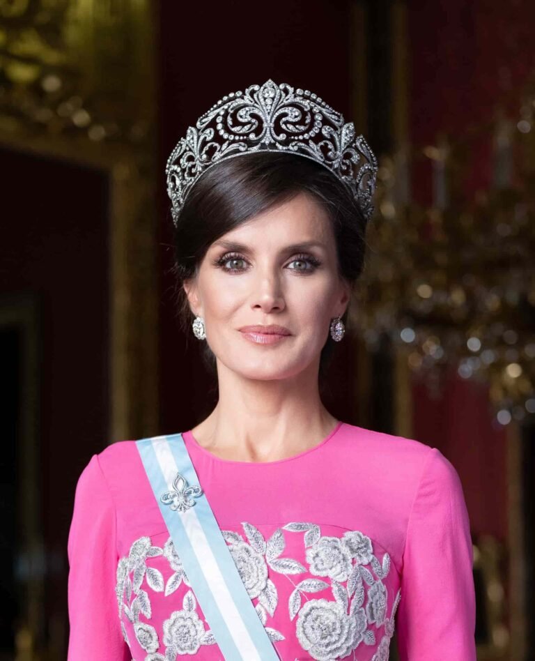 Las tiaras más brillantes y ostentosas de la realeza / Patricia Olivares Taylhardat, Steve Store, Reina Isabel II, Reina María, Meghan Markle, Príncipe Harry, familia Windsor, Rose Cut Diamond Bandeau, Bandeay, Greville Emerald Kokoshnik, Fringe, tiara de estrellas, tiaras, joyas de la corona, realeza, familias reales, bodas reales, monarquías, dinamarca, noruega, españa, bélgica, holanda, tiara Wüttemberg, nobiliarios, titulos, dinastía, tradiciones, brillantes, diamantes