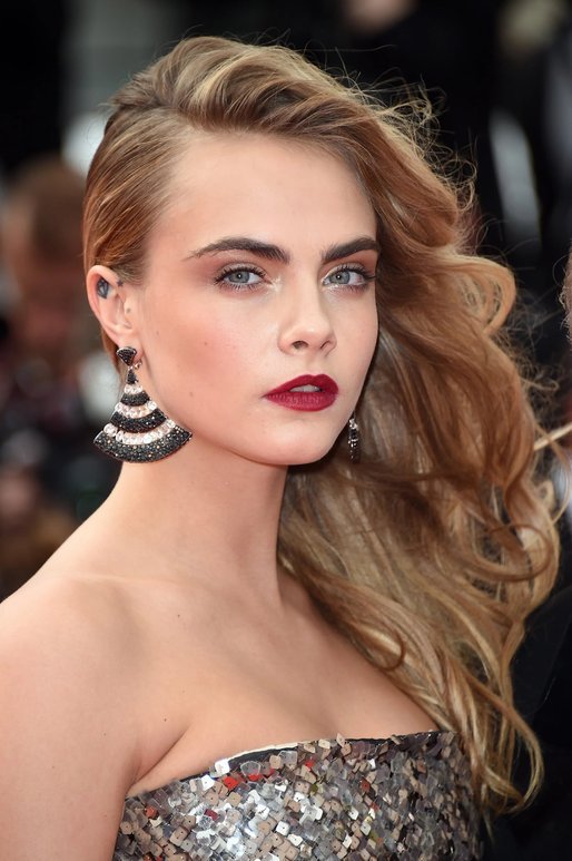 Cara Delevingne: Entre su pasado y su brillante reinvención / Patricia Olivares Taylhardat, Cara Delevingne, De Beers, Serpenti, Dior, Rose des vents, Joaillerie, The Alchemist of Light Midnight Aura, Bvlgari, De Grisogono, SAG Awards, oro 18k, collar, esmeraldas, brazalete, aretes, anillos, pendientes, embajadora, joyas, maison, actriz, festival, cannes, brillantes, elegante, joyería, corte, oscar, anillo, musa, diamantes