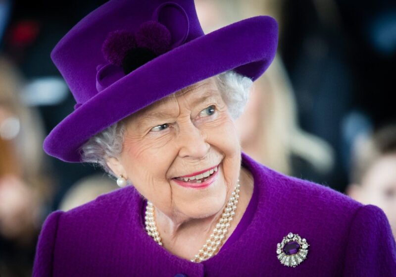 El estilo de la Reina Isabel y sus broches de lujo