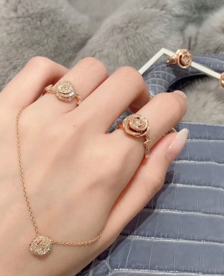 La Rose Dior: joyas que rinden tributo a la flor icónica de la maison / Patricia Olivares Taylhardat, Christian Dior, La Rose Dior, Dior, Rose Dior Couture, Bois de Rose, Rose Dior Bagatelle, joyas, diamantes, colecciones, maison, minimalistas, collares, aretes, brazaletes, oro, icónico, belleza, anillos, pulseras, moda, identidad, inspiración, estuches, cinturones, abrigos, brocados