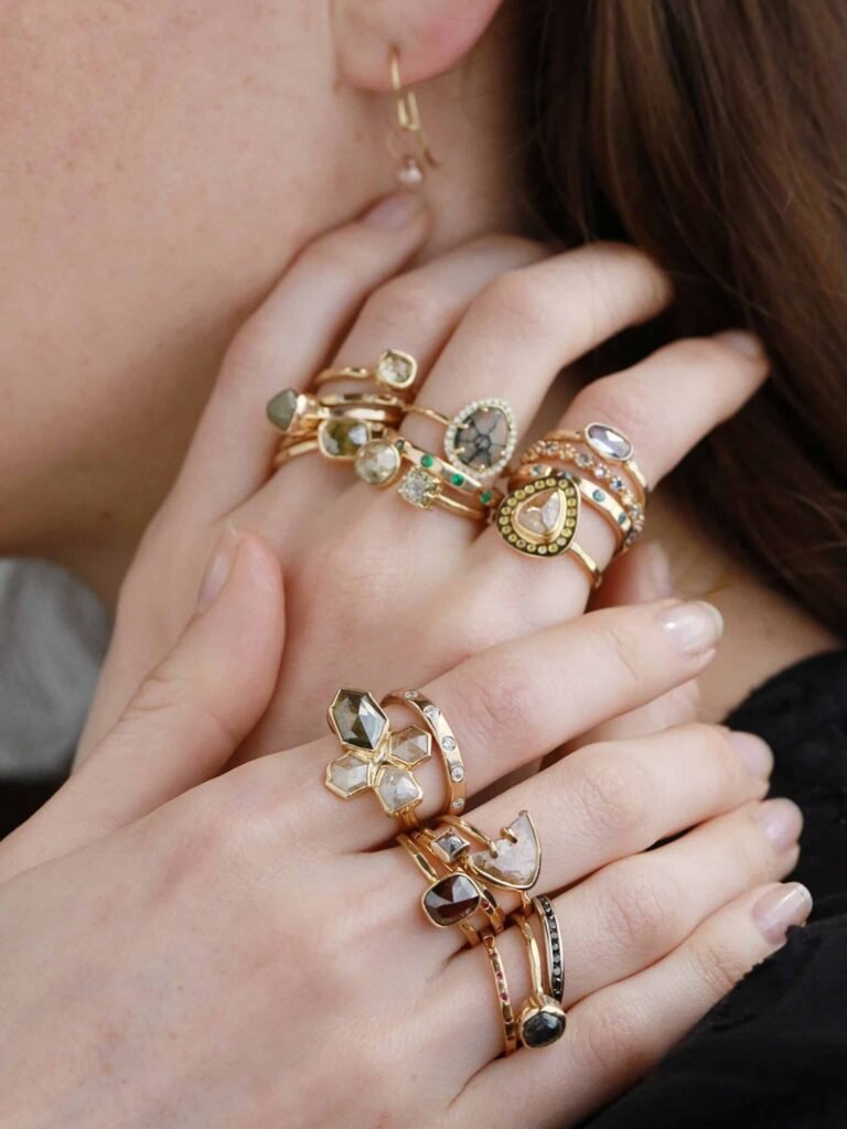 Joyas en tendencia: 4 estilosas propuestas / Patricia Olivares Taylhardat, Versace, Paar, Niribu, Christian Dior, Casa Collab, Atlántida virtual, Simone Rocha, Saint, Laurent, Jacquemus, Chanel, Louis Vuitton, Le Chiquito, Etro, joyas, collares, aretes, bolsos, perlas, marcas, brazaletes, oro, gargantillas, carteras, candelabros, pulseras, argollas, gemas, tendencias, colgantes, dijes