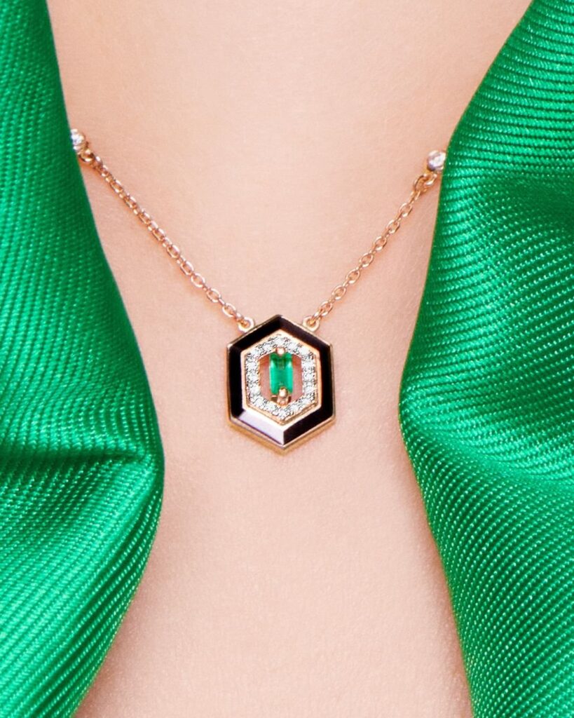 Précieuse es el nombre de la brillante colección de Djula / Patricia Olivares Taylhardat, Précieuse, Djula, colección, arte, oro, diamantes, esmalte, años 20, pendientes, esmeraldas, atemporal, elegancia, brillantes, armoniosas, época, collar