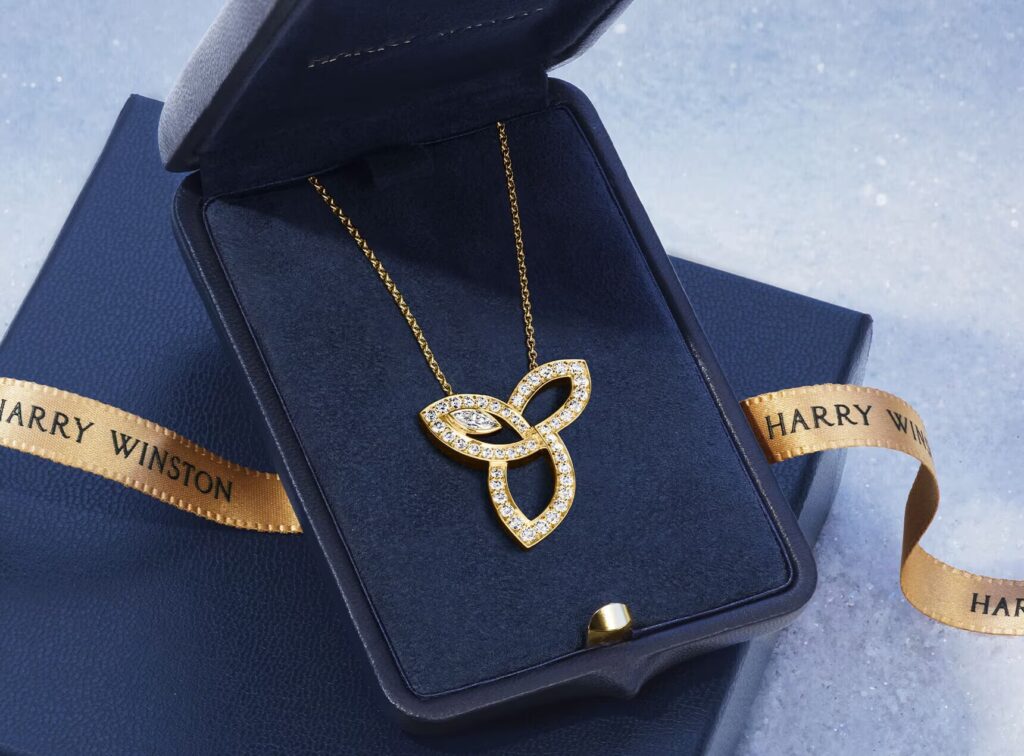 La brillante guía de regalos de Harry Winston / Patricia Olivares Taylhardat, Harry Winston, Lily Cluster, Winston Cluster, diamantes, quilates, zarcillos, brillantes, joyería, diseños, musa, marquesas, gemas, piedras preciosas, zafiros, esmeraldas, Forget me not, anillo, oro, pendiente