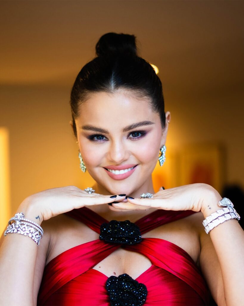 El brillo de los Golden Globes en 6 piezas de joyería / Patricia Olivares Taylhardat, Golden Globes, De Beers, Tiffany & Co, Bvlgari, Taylor Swift, Cartier, Selena Gomez, Elle Fanning, Serpenti, High Jewelry, Arpeggia, Jean Schlumberger, Emily Blunt, Natalie, Portman, Fiorever, Town & Country, Dua Lipa, diamantes, joyería, platino, red carpet, actriz, francesa, pendientes, aretes, collar, marcas, brazalete, oro, serpiente, dewdrop, earcuff, reloj, pulsera, brillantes, alianza, diva, colecciones, anillos, lujo, estrellas, cine