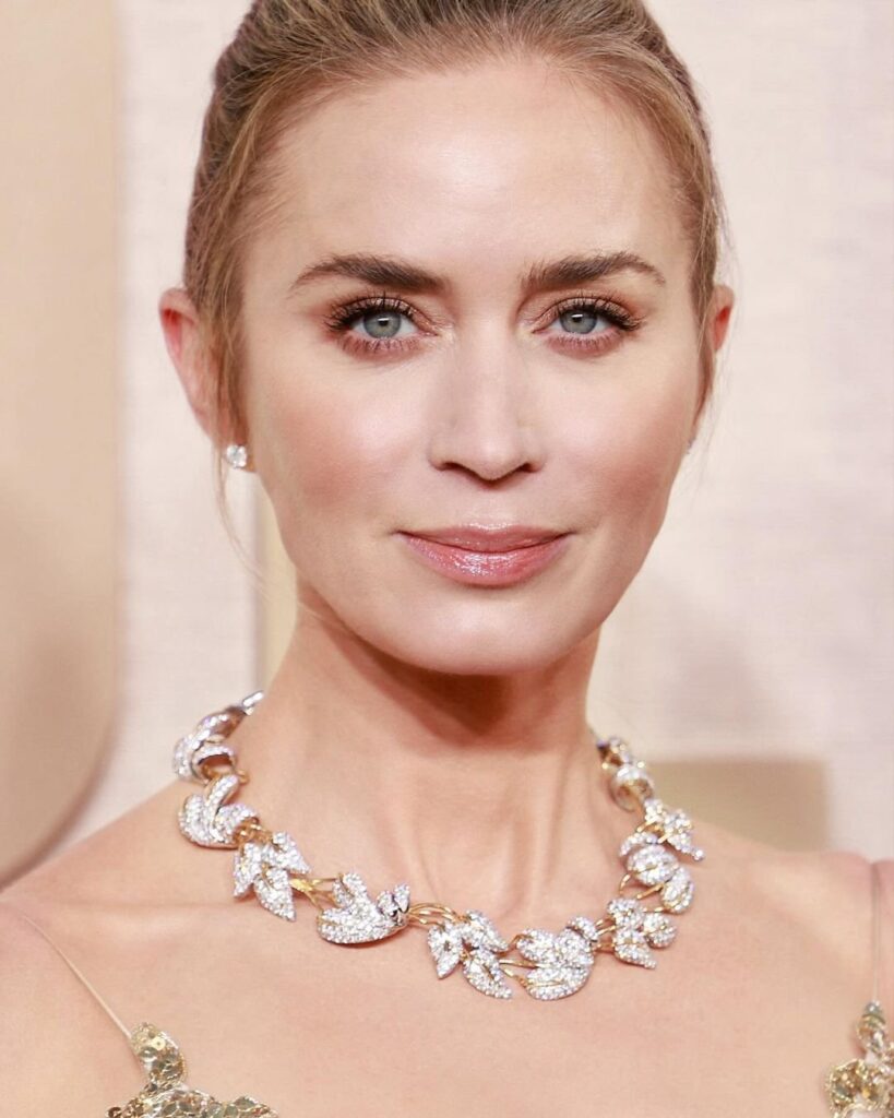 El brillo de los Golden Globes en 6 piezas de joyería / Patricia Olivares Taylhardat, Golden Globes, De Beers, Tiffany & Co, Bvlgari, Taylor Swift, Cartier, Selena Gomez, Elle Fanning, Serpenti, High Jewelry, Arpeggia, Jean Schlumberger, Emily Blunt, Natalie, Portman, Fiorever, Town & Country, Dua Lipa, diamantes, joyería, platino, red carpet, actriz, francesa, pendientes, aretes, collar, marcas, brazalete, oro, serpiente, dewdrop, earcuff, reloj, pulsera, brillantes, alianza, diva, colecciones, anillos, lujo, estrellas, cine