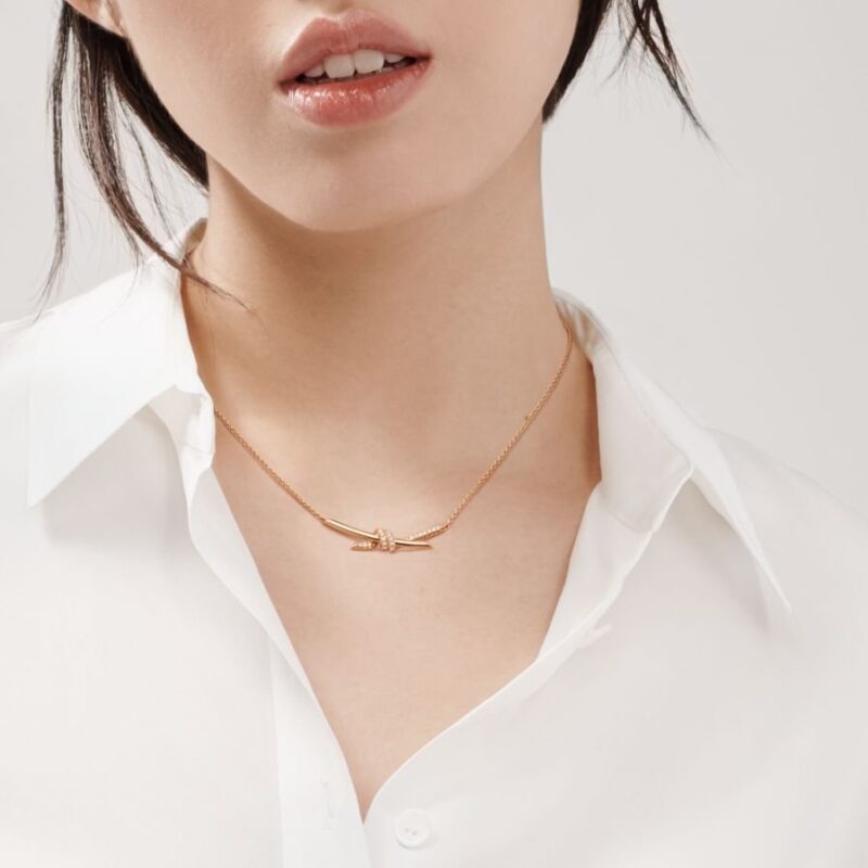 Tiffany Knot: Las brillantes conexiones de Tiffany & Co / Patricia Olivares Taylhardat, Tiffany & Co, Tiffany Knot, oro, diamantes, amarillo, pavé, ángulos, ambas, brillantes, collares, artesanía, joyas, anillos, colección, aretes, brazaletes