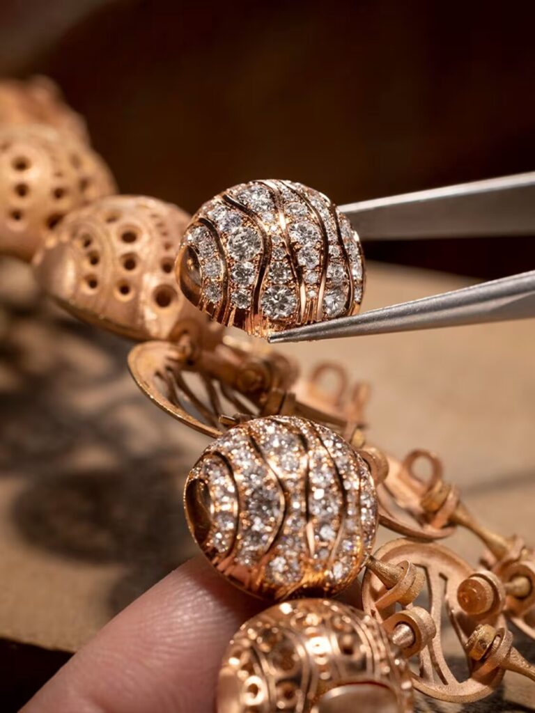Bvlgari lanza nueva joya: el collar Aurea Chandra / Patricia Olivares Taylhardat, Bvlgari, Chandra, Aurea Chandra, Aeterna, collar, oro, esferas, páve, zendaya, artesanía, italiana, colección, cera