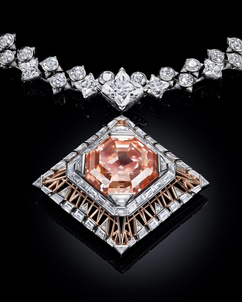 Cœur de Paris: el brillante homenaje de Louis Vuitton / Patricia Olivares Taylhardat, Louis Vuitton, Cœur de Paris, Torre Eiffel, LV Monogram Star, Francesca Amfitheatrof, Ana de Armas, París, Awakened Hands, Awakened Minds, joyería, diamantes, collar, colección, oro, platino, relojes, actriz, broche, medallón, baguettes, varillas, brillante, 56.23 quilates, colgante