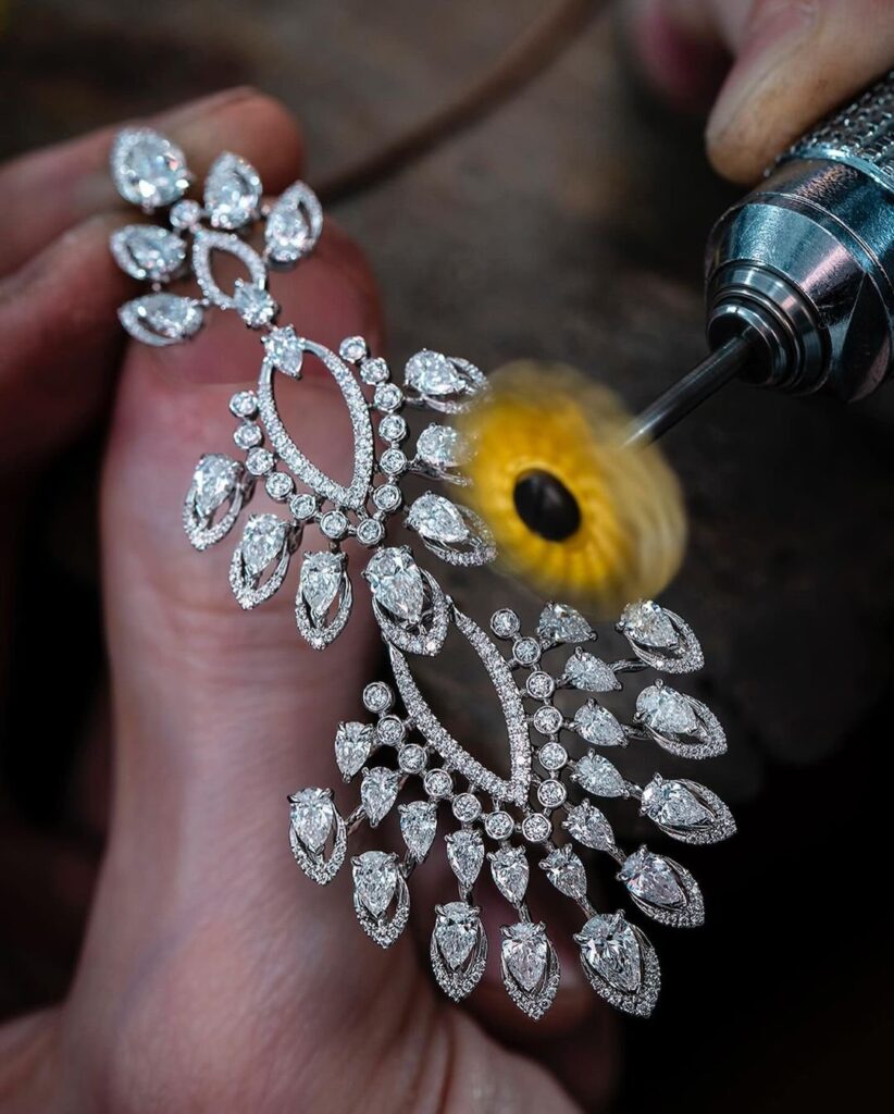 Karol G brilló con Messika en la MET Gala / Patricia Olivares Taylhardat, Messika, Karol G, MET Gala, Desert Bloom, Marc Jacobs, Bichota, Illusionnistes, Star Chaser, joyería, artista, collar, pendientes, tiara, clip, oro, kiki, anillos, look, diamantes, 18k, joyas, arte, colombiana, elfos