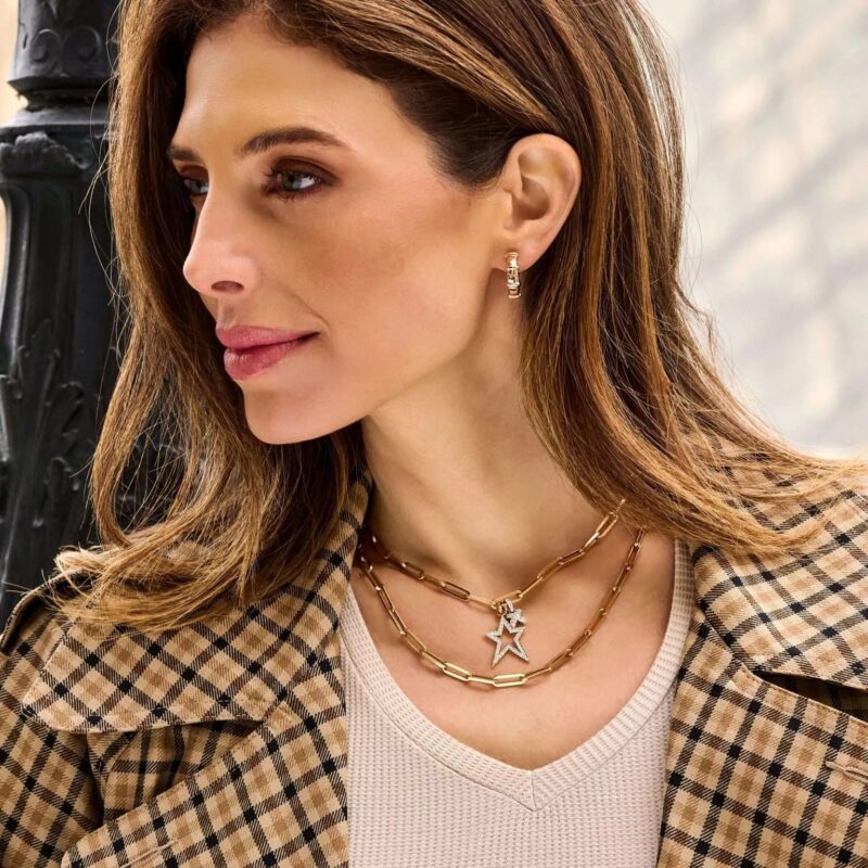 Collares en capas Tirisi: Un indicador de estilo sofisticado
