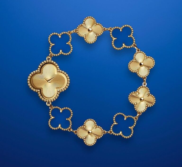 Van Cleef & Arpels incluye la piedra AZUL en piezas de su icónica colección Alhambra