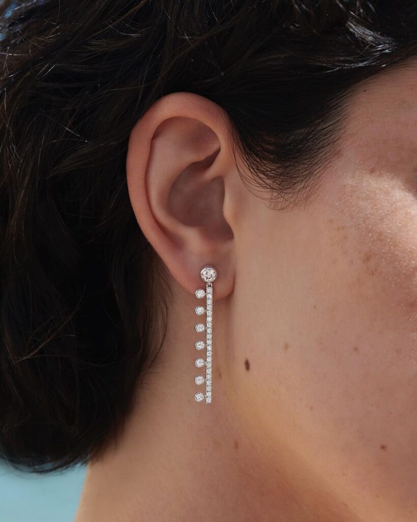 Deadrops Collection: el rocío y el amanecer inspira a De Beers / Patricia Olivares Taylhardat, Deadrops Collection, rocío, amanecer, De Beers, musa, elegante, Dewdrop, joyas, micropavé, diamantes, colección, gotas, hoyas, pétalos, naturaleza, anillo, oro, 18 quilates, bisel, origen, ético, zarcillos, oreja, arete, trepador, silueta, moderna, 0.42 quilates