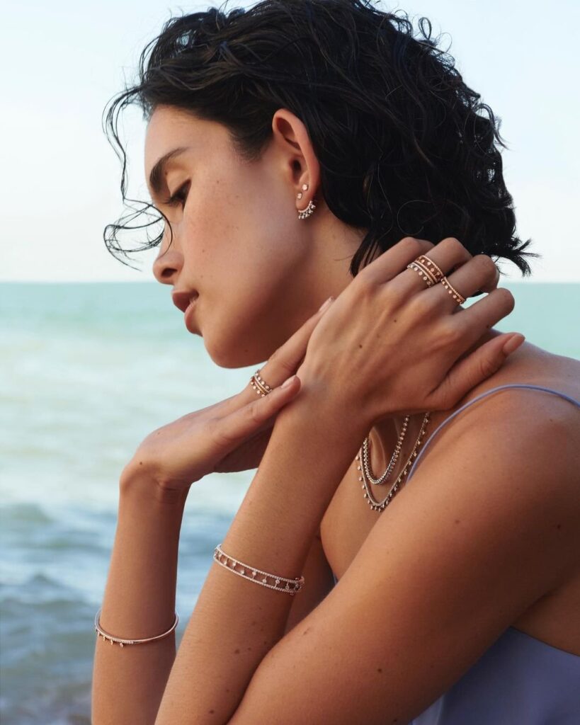 Deadrops Collection: el rocío y el amanecer inspira a De Beers / Patricia Olivares Taylhardat, Deadrops Collection, rocío, amanecer, De Beers, musa, elegante, Dewdrop, joyas, micropavé, diamantes, colección, gotas, hoyas, pétalos, naturaleza, anillo, oro, 18 quilates, bisel, origen, ético, zarcillos, oreja, arete, trepador, silueta, moderna, 0.42 quilates