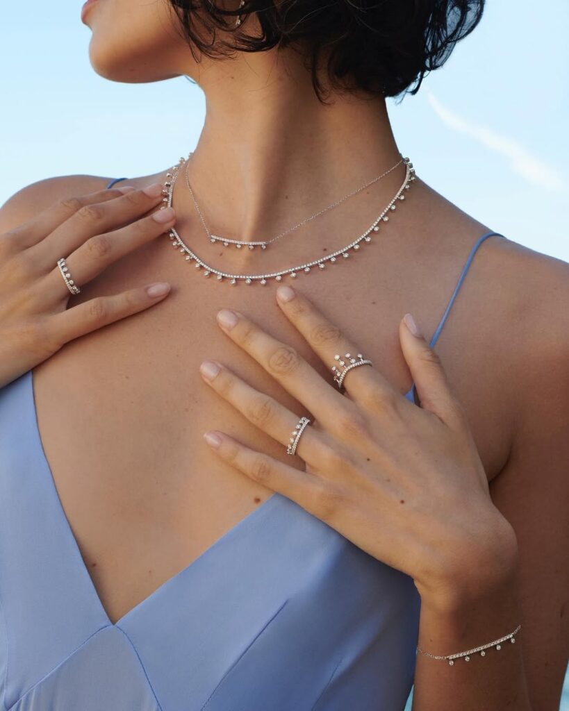 Deadrops Collection: el rocío y el amanecer inspira a De Beers / Patricia Olivares Taylhardat, Deadrops Collection, rocío, amanecer, De Beers, musa, elegante, Dewdrop, joyas, micropavé, diamantes, colección, gotas, hoyas, pétalos, naturaleza, anillo, oro, 18 quilates, bisel, origen, ético, zarcillos, oreja, arete, trepador, silueta, moderna, 0.42 quilates