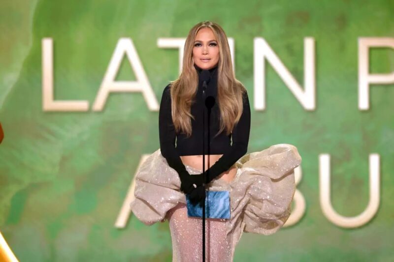 Jennifer López deslumbra en los Grammy con un conjunto de Alta Costura que llevó Nieves Álvarez en 2024