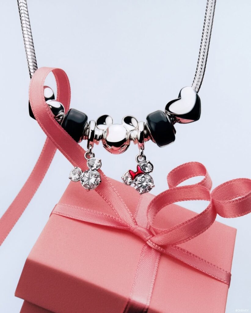Pandora y Disney celebran diez años de joyas de ensueño / Patricia Olivares Taylhardat, Pandora, Disney, diez, años, joyas, ensueño, joyería, décimo, aniversario, colección, estilista, Harry Lambert, 10 años, anillos, charms, pendientes, amantes, coleccionistas, fans, moda, fantasía, campaña, fotos, vídeos, personajes, manzana, Reina Malvada, colgante, zapato, cristal, carruaje, Cenicienta, homenaje, 75º aniversario, Pixar, casa, globos, Up