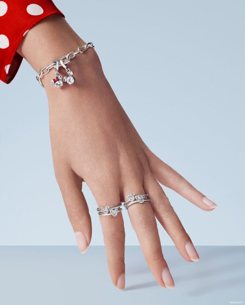 Pandora y Disney celebran diez años de joyas de ensueño / Patricia Olivares Taylhardat, Pandora, Disney, diez, años, joyas, ensueño, joyería, décimo, aniversario, colección, estilista, Harry Lambert, 10 años, anillos, charms, pendientes, amantes, coleccionistas, fans, moda, fantasía, campaña, fotos, vídeos, personajes, manzana, Reina Malvada, colgante, zapato, cristal, carruaje, Cenicienta, homenaje, 75º aniversario, Pixar, casa, globos, Up