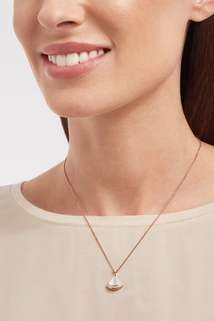 Bvlgari presenta: regalos para la reina de la casa / Patricia Olivares Taylhardat, Bvlgari, regalos, reina, casa, Día de las Madres, años, perfecto, misión, firmas, lujo, obsequios, hijo, expresión, amor, incondicional, accesorios, madres, Diva’s Dream, colgante, oro, 18 quilates, diamante, madreperla, pavé, colección, pulsera, Serpenti, reloj, Serpenti Seduttori, brazalete, acero inoxidable, anillo, Serpenti Viper