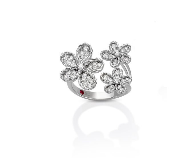 La colección Jasmine de Roberto Coin: Un verdadero reflejo de la belleza y la elegancia en el mundo de la joyería / Patricia Olivares Taylhardat, colección, Jasmine, Roberto Coin, reflejo, belleza, elegancia, mundo, joyería, joya, historia, única, delicadeza, sofisticación, flor, jazmín, fragancia, cautivadora, pureza, conexión, emocional, amuleto, oro, diamantes, feminidad, pulseras, collares, anillos, pendientes, bailar, atuendos, obra, arte, homenaje