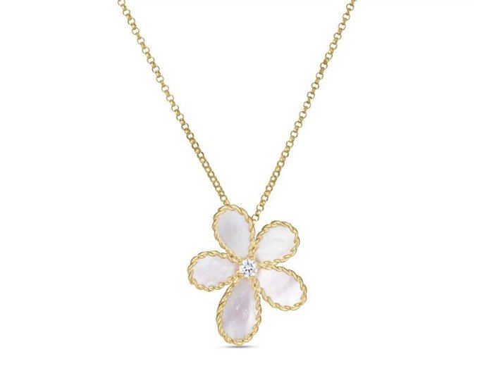 La colección Jasmine de Roberto Coin: Un verdadero reflejo de la belleza y la elegancia en el mundo de la joyería / Patricia Olivares Taylhardat, colección, Jasmine, Roberto Coin, reflejo, belleza, elegancia, mundo, joyería, joya, historia, única, delicadeza, sofisticación, flor, jazmín, fragancia, cautivadora, pureza, conexión, emocional, amuleto, oro, diamantes, feminidad, pulseras, collares, anillos, pendientes, bailar, atuendos, obra, arte, homenaje